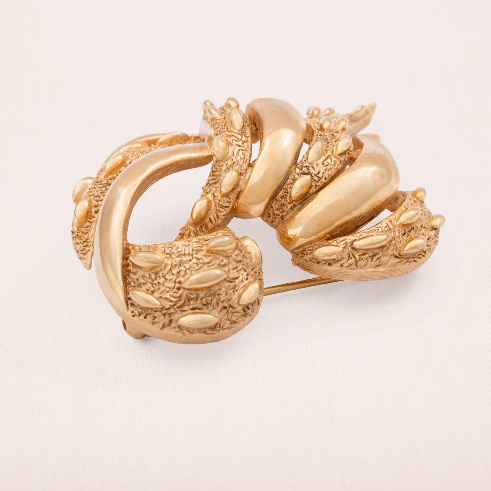 Trifari-1960er-Brosche-vergoldet-geschwungen-Seitenansicht