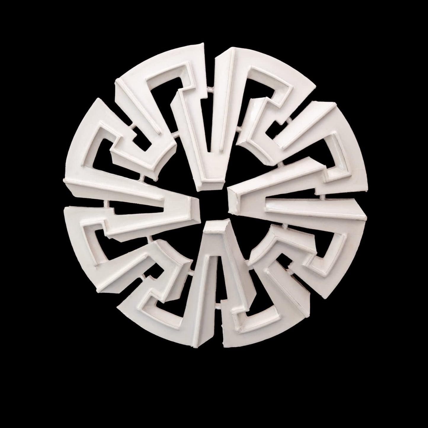 Trifari-Brosche-weiß-Modernist-groß-rund-durchbrochen