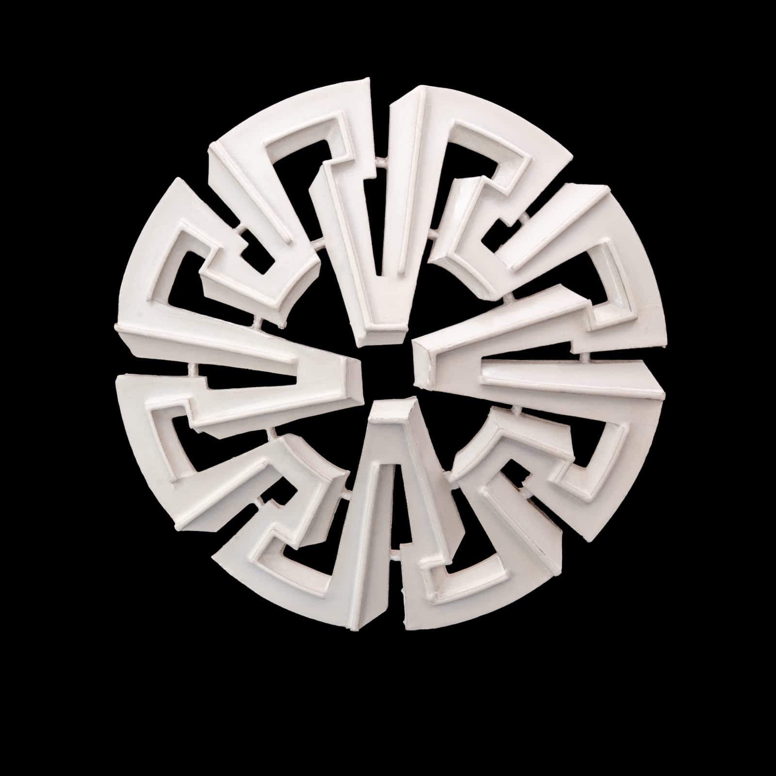 Trifari-Brosche-weiß-Modernist-groß-rund-durchbrochen