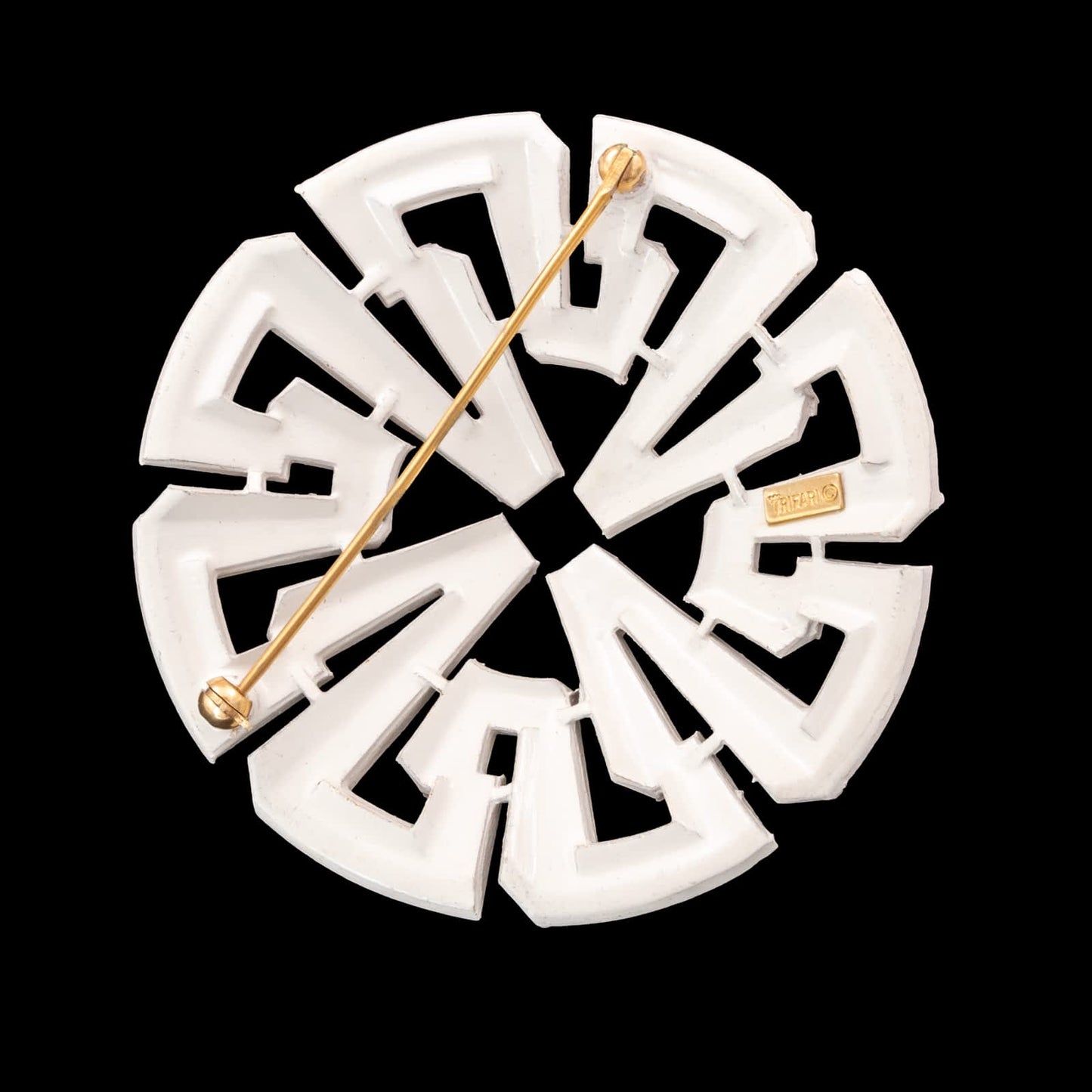 Trifari-Brosche-weiß-Modernist-groß-rund-durchbrochen-Rückseite-signiert