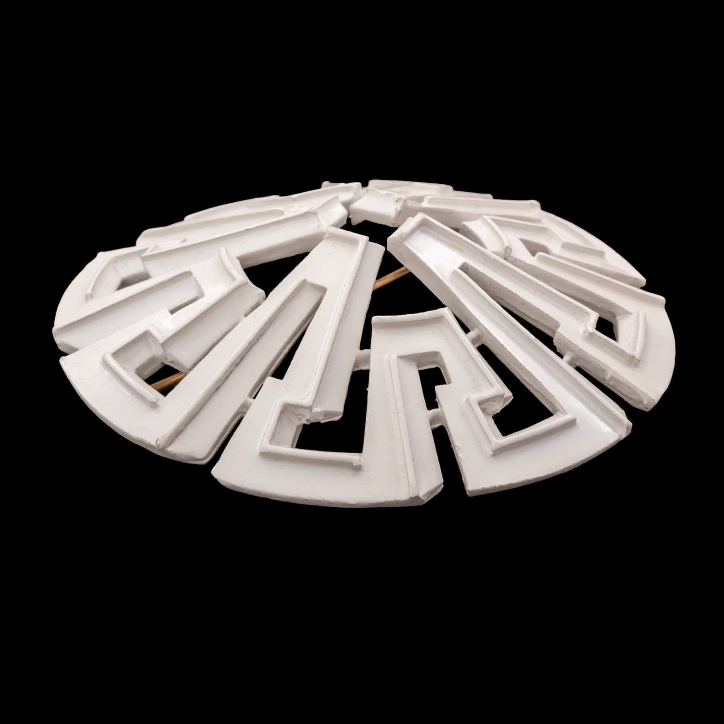 Trifari-Brosche-weiß-Modernist-groß-rund-durchbrochen