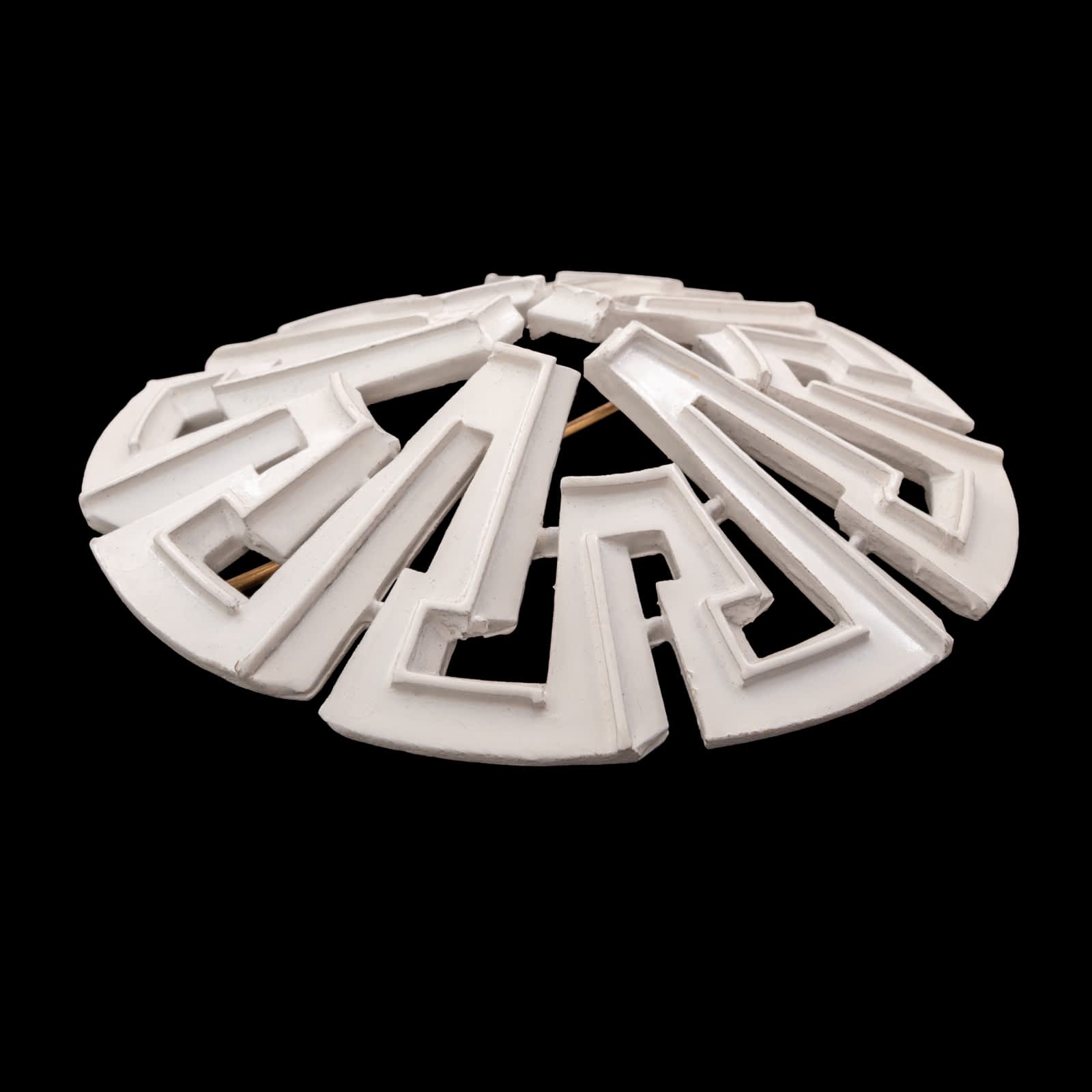 Trifari-Brosche-weiß-Modernist-groß-rund-durchbrochen