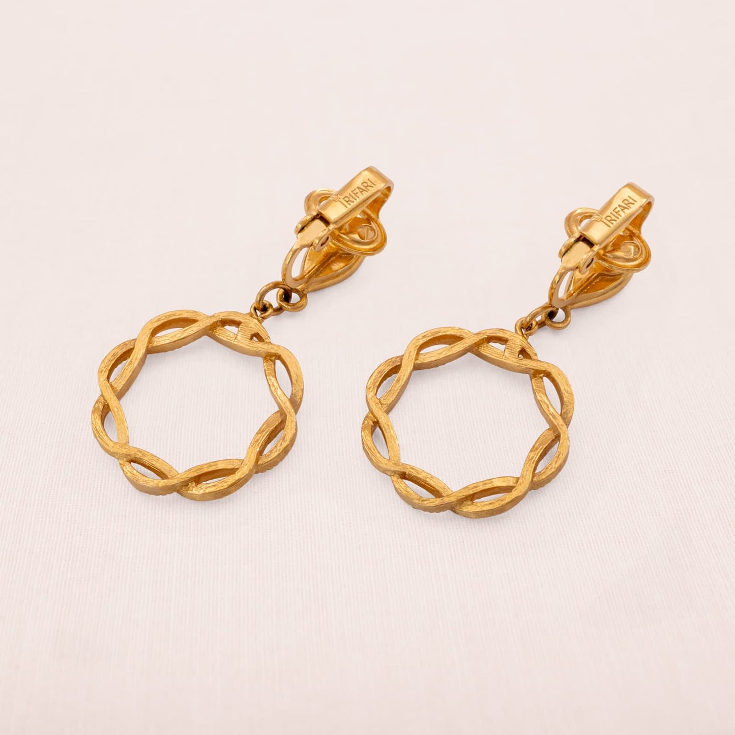 Trifari-Ohrclips-vergoldete-Kreolen-Rückseiten-signiert