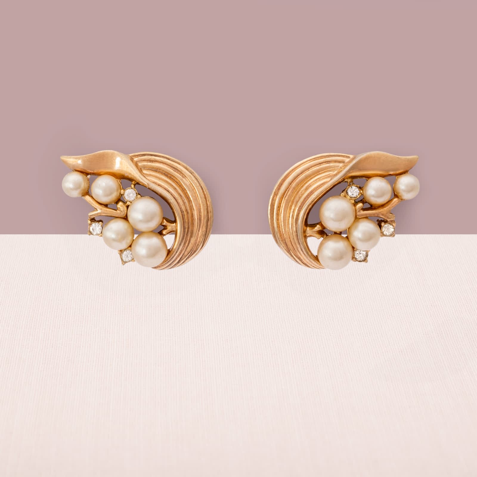 Trifari-Ohrclips-floral-Perlen-Strass-vergoldet