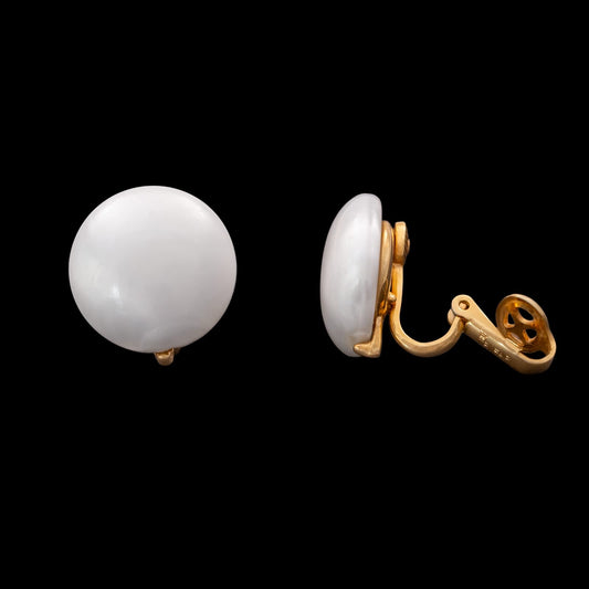 Trifari-Ohrclips-rund-weiß-perlmuttartig-1950er-signiert