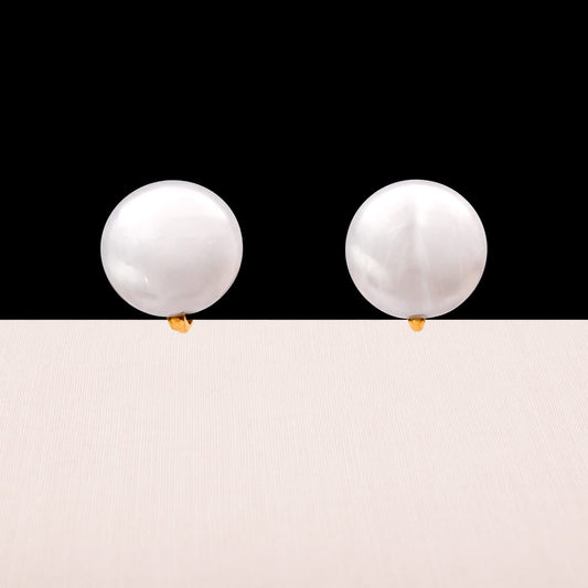 Trifari-Ohrclips-rund-weiß-perlmuttartig-1950er