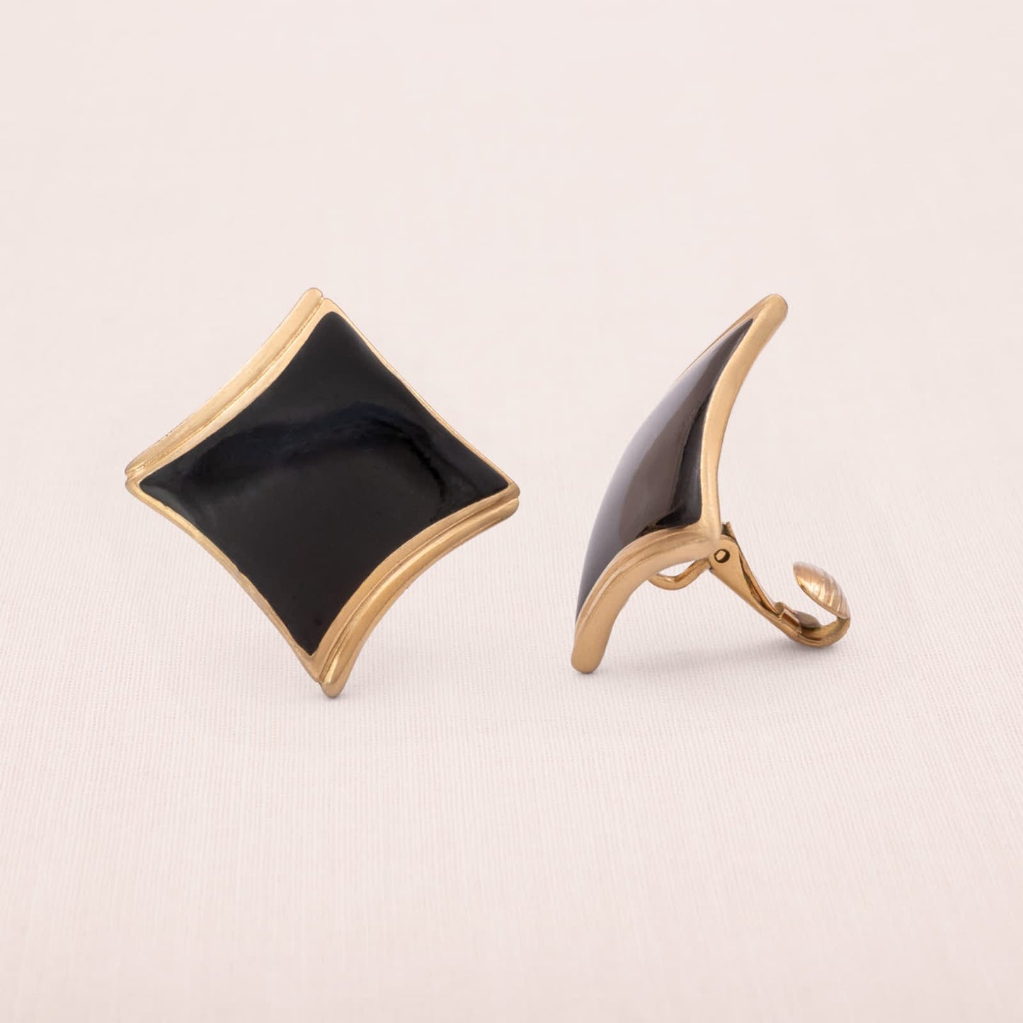 Trifari-Ohrclips-eckige-Form-Emaille-schwarz