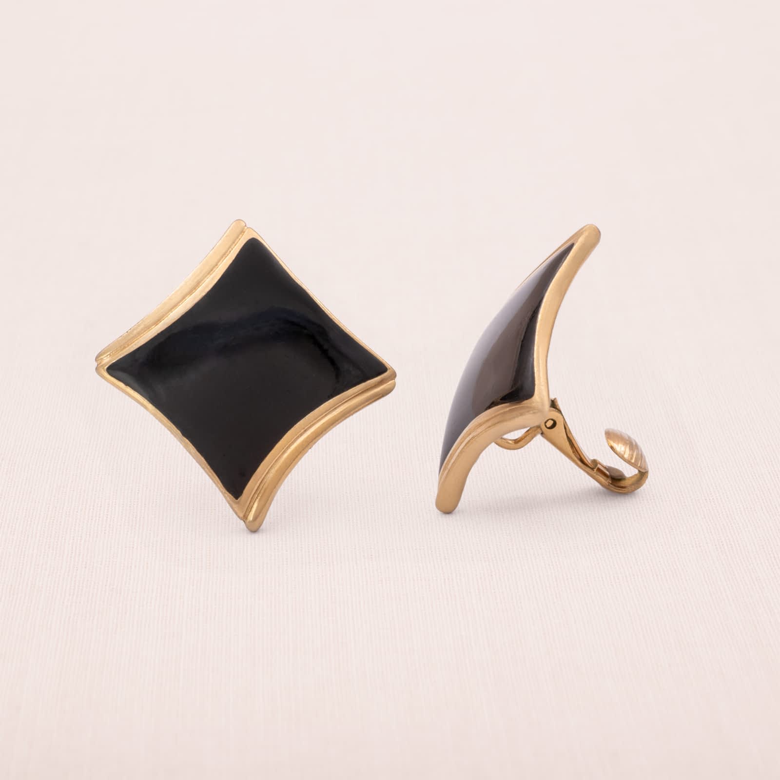 Trifari-Ohrclips-eckige-Form-Emaille-schwarz