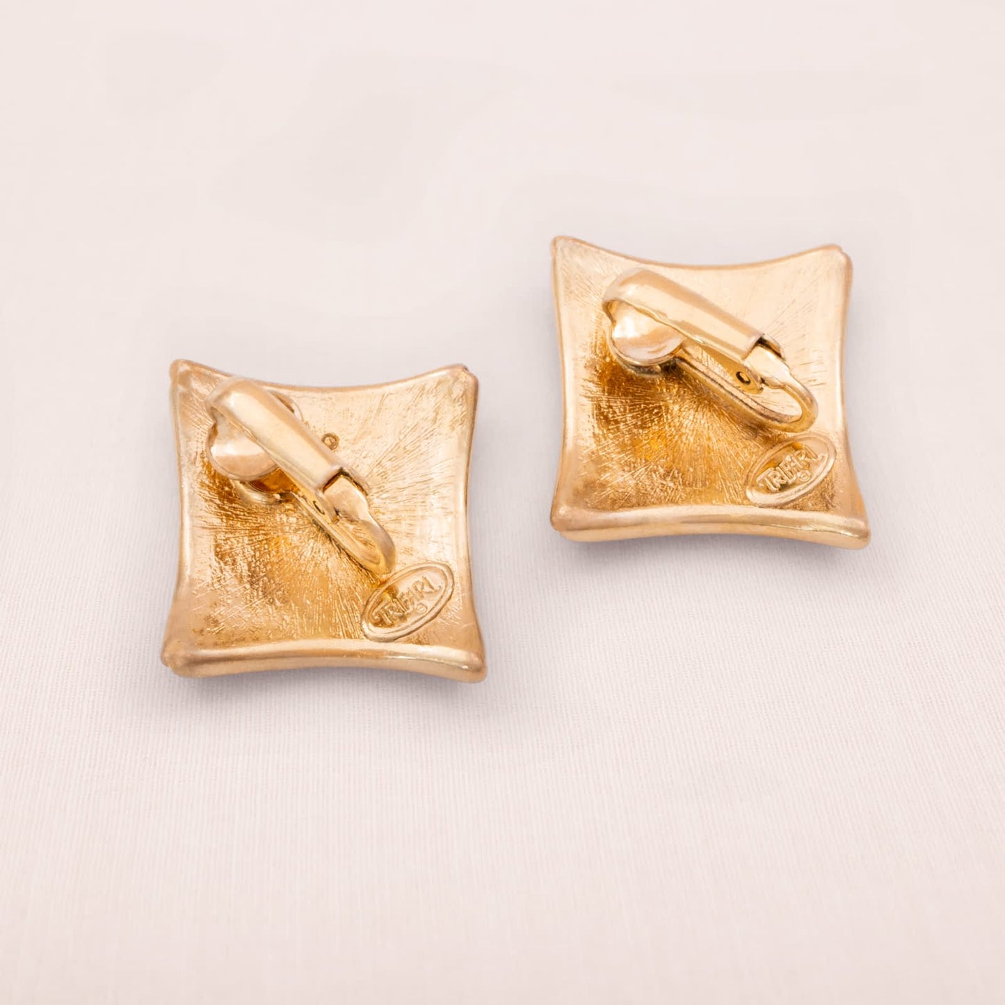 Trifari-Ohrclips-eckige-Form-vergoldete-Rückseite-signiert