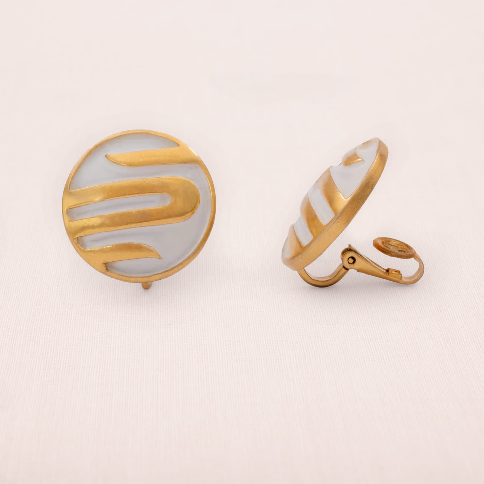 Trifari-Ohrclips-rund-weiße-Eaille-vergoldete-Streifen