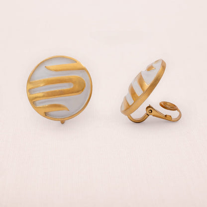 Trifari-Ohrclips-rund-weiße-Eaille-vergoldete-Streifen