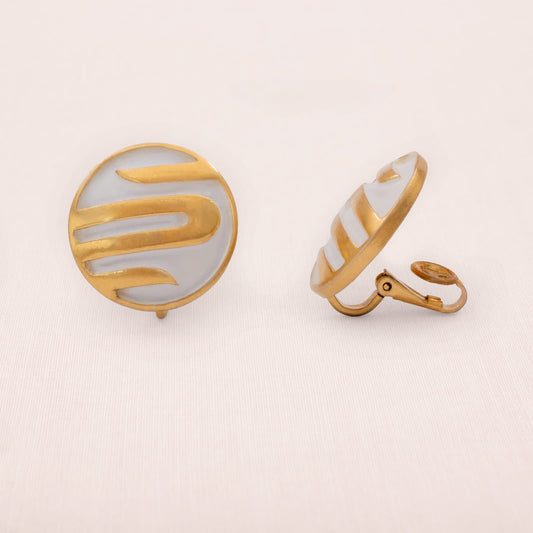 Trifari-Ohrclips-rund-weiße-Eaille-vergoldete-Streifen