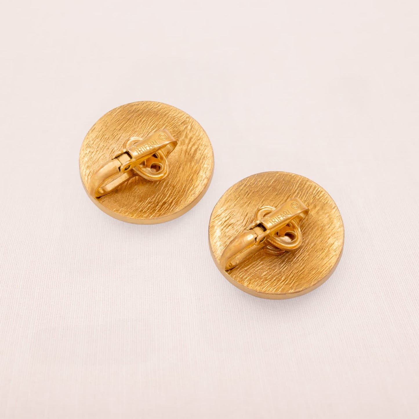Trifari-Ohrclips-rund-vergoldete-Rückseiten-signiert