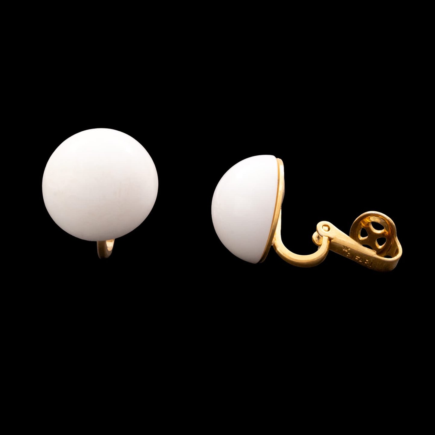 Trifari-runde-Ohrclips-weiß-1950er-jahre