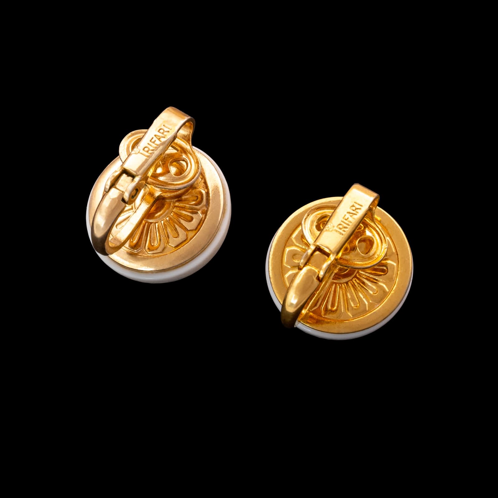 Trifari-runde-Ohrclips-1950er-jahre-vergoldete-Rückseite-signiert