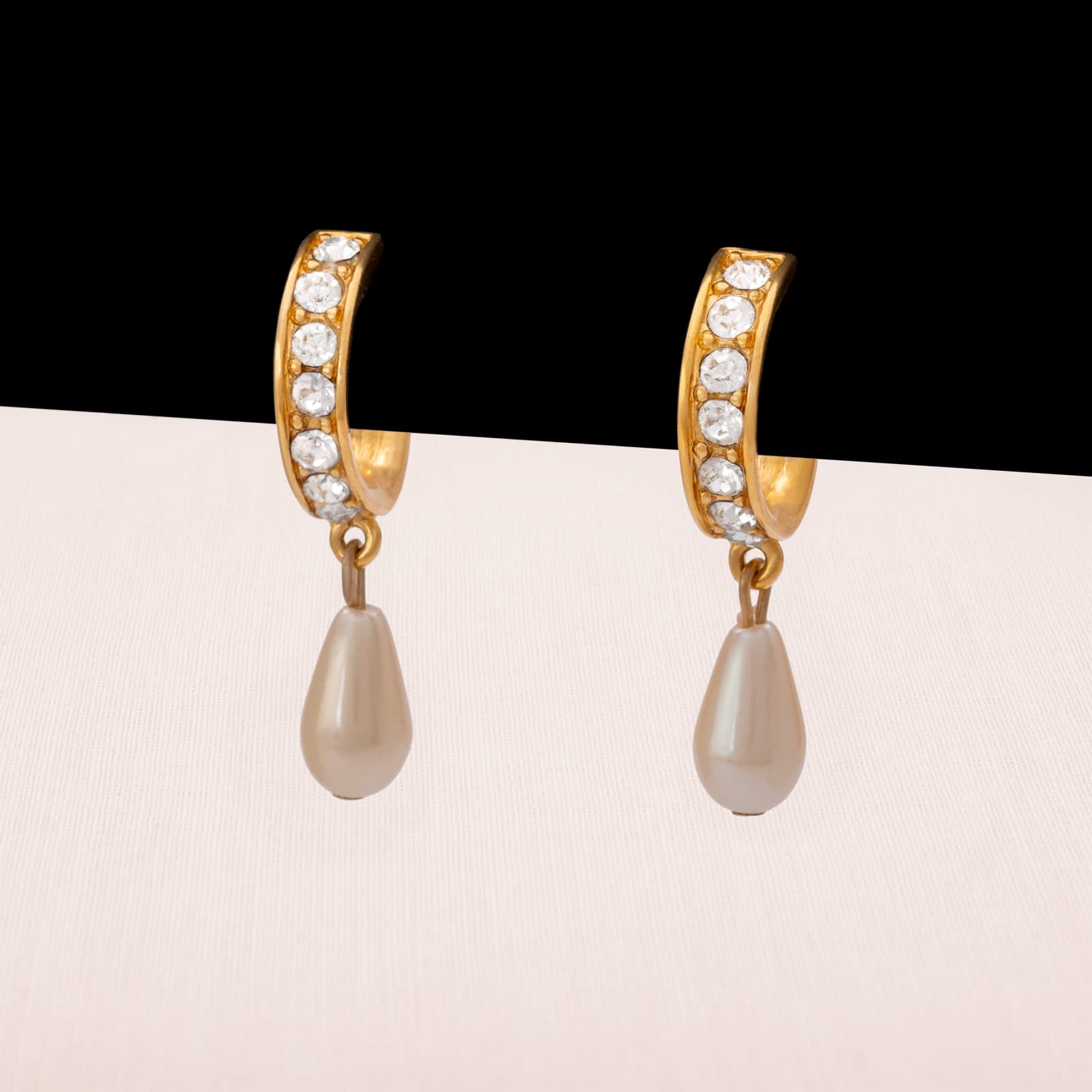 Trifari-Ohrringe-Kreolen-vergoldet-Kristallbesetzt-Perlentropfen-Hänger