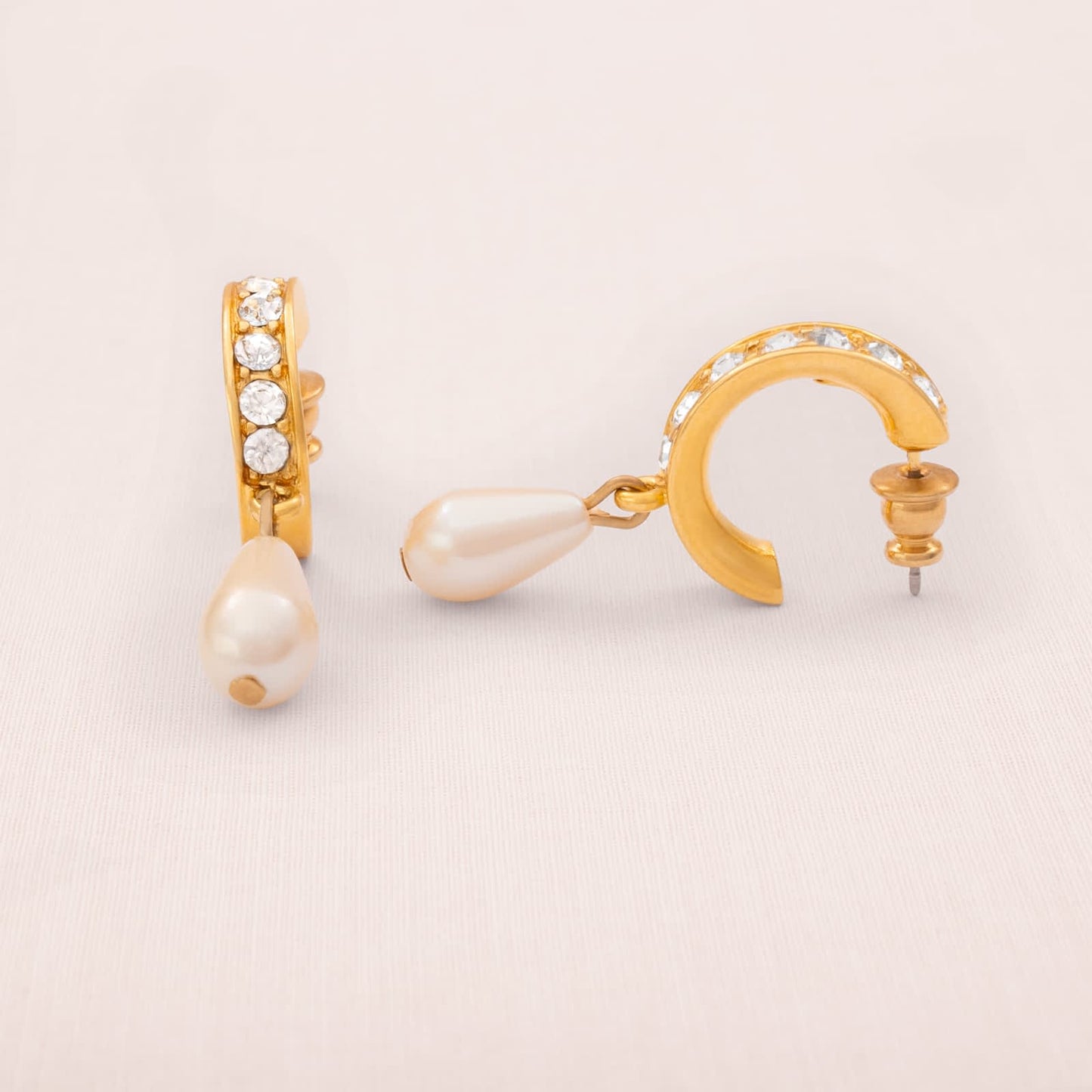 Trifari-Ohrringe-Kreolen-vergoldet-Kristallbesetzt-Perlentropfen-Hänger