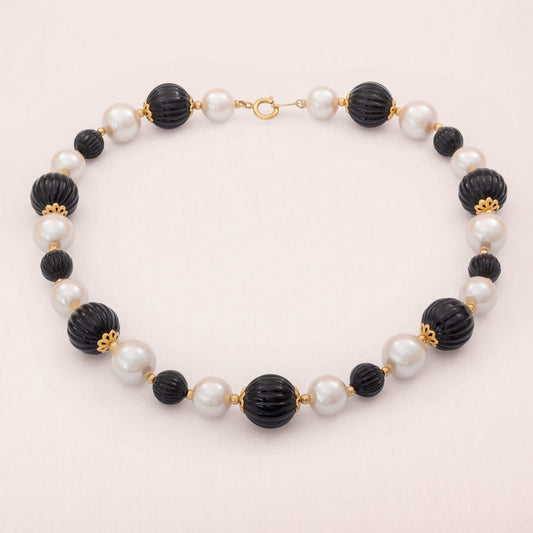 Trifari-Perlenkette-klassische-Perlen-gerippte-schwarze-Perlen-1990er-signiert