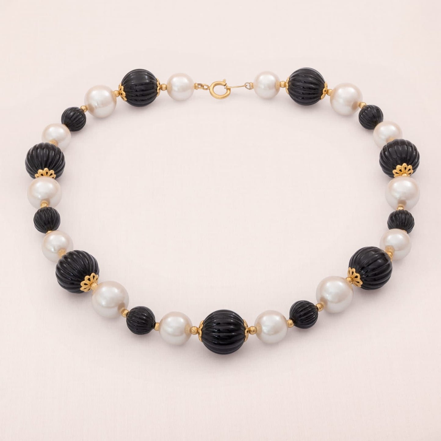 Trifari-Perlenkette-klassische-Perlen-gerippte-schwarze-Perlen-1990er-signiert