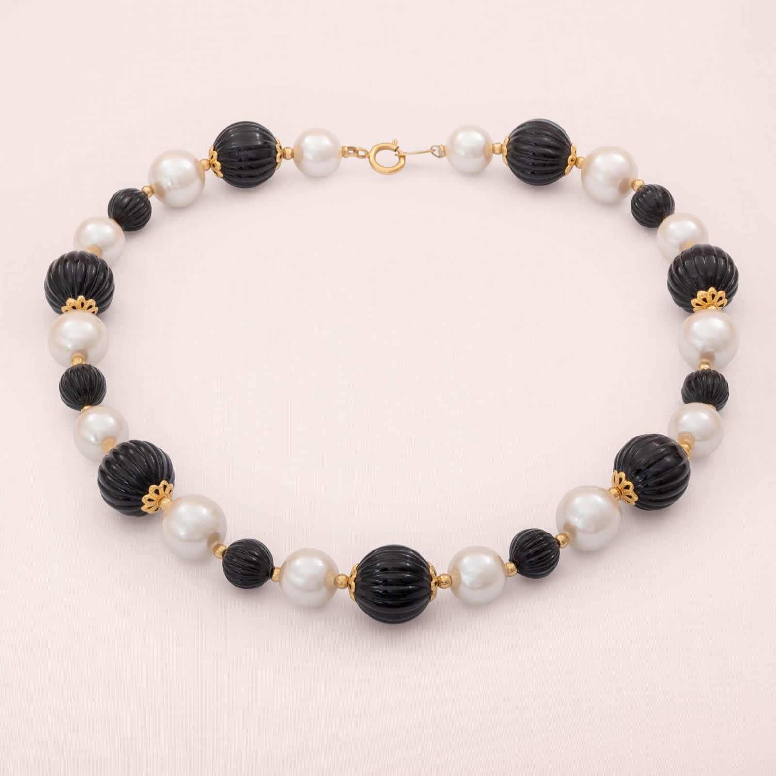 Trifari-Perlenkette-klassische-Perlen-gerippte-schwarze-Perlen-1990er-signiert