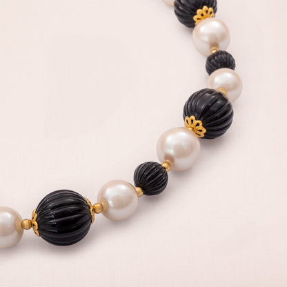 Trifari-Perlenkette-klassische-Perlen-gerippte-schwarze-Perlen-1990er