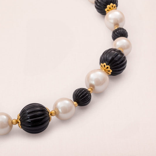 Trifari-Perlenkette-klassische-Perlen-gerippte-schwarze-Perlen-1990er