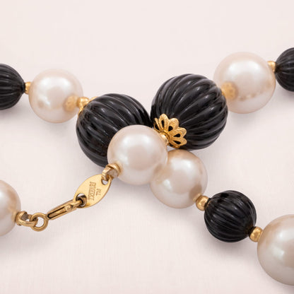 Trifari-Perlenkette-klassische-Perlen-gerippte-schwarze-Perlen-1990er-signiert