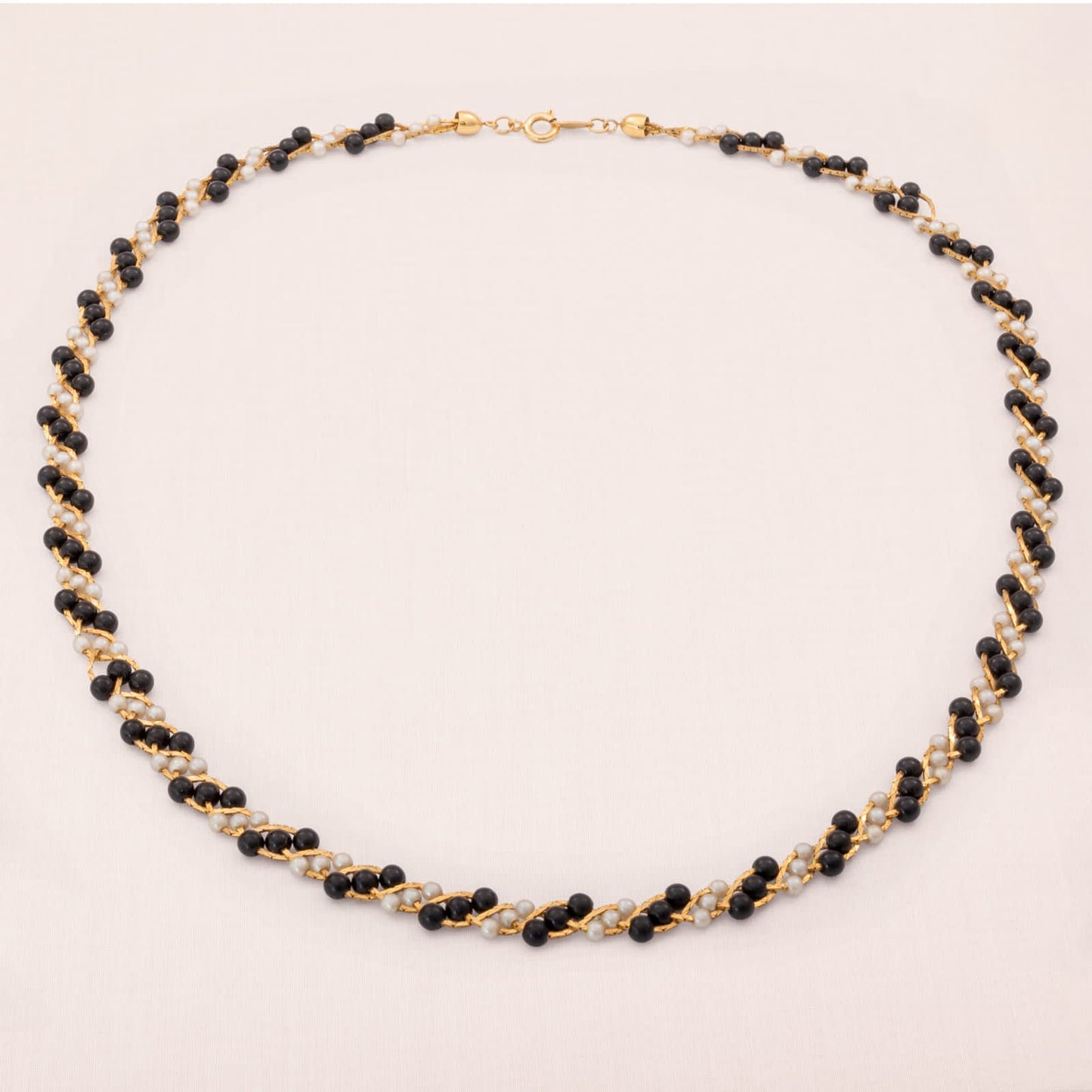 Trifari-Halskette-kleine-Perlen-schwarzweiß-vergoldete-Kette