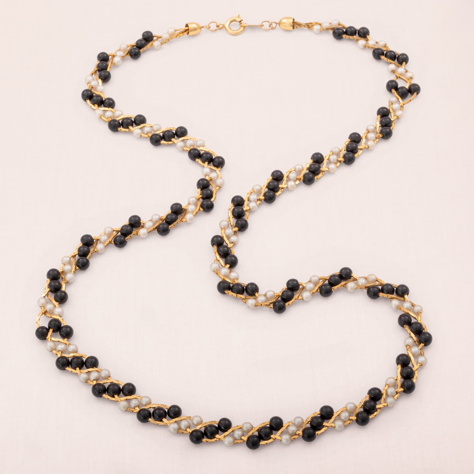 Trifari-Halskette-kleine-Perlen-schwarzweiß-vergoldete-Kette