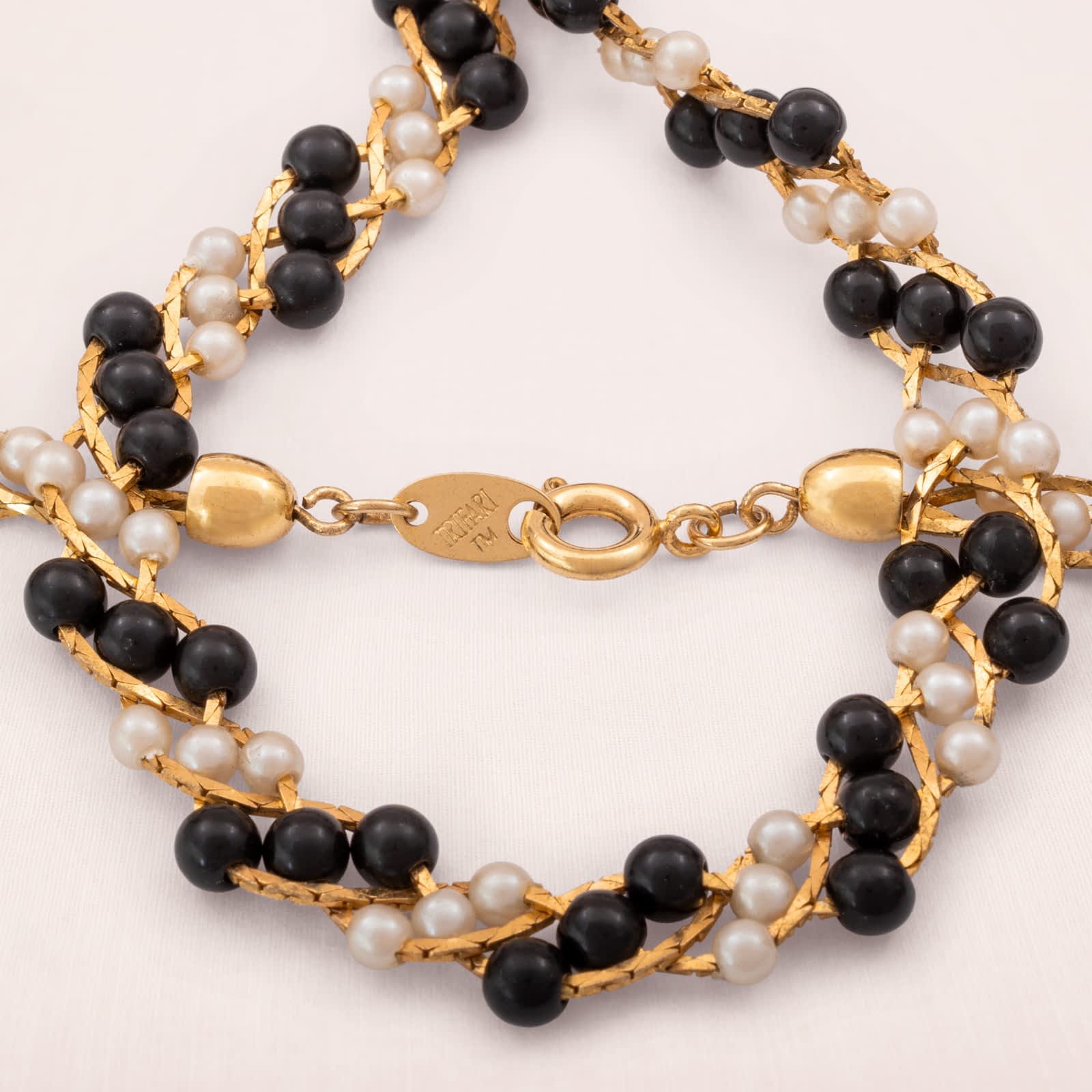 Trifari-Halskette-kleine-Perlen-schwarzweiß-vergoldete-Kette-signiert
