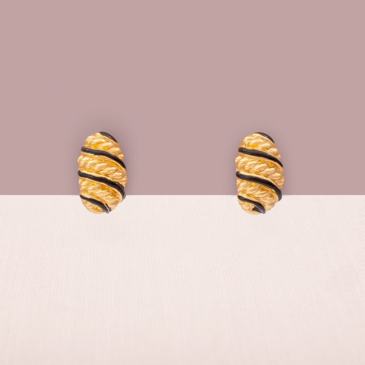 Trifari-kleine-Ohrclips-vergoldet-oval-feine-Streifen-schwarz