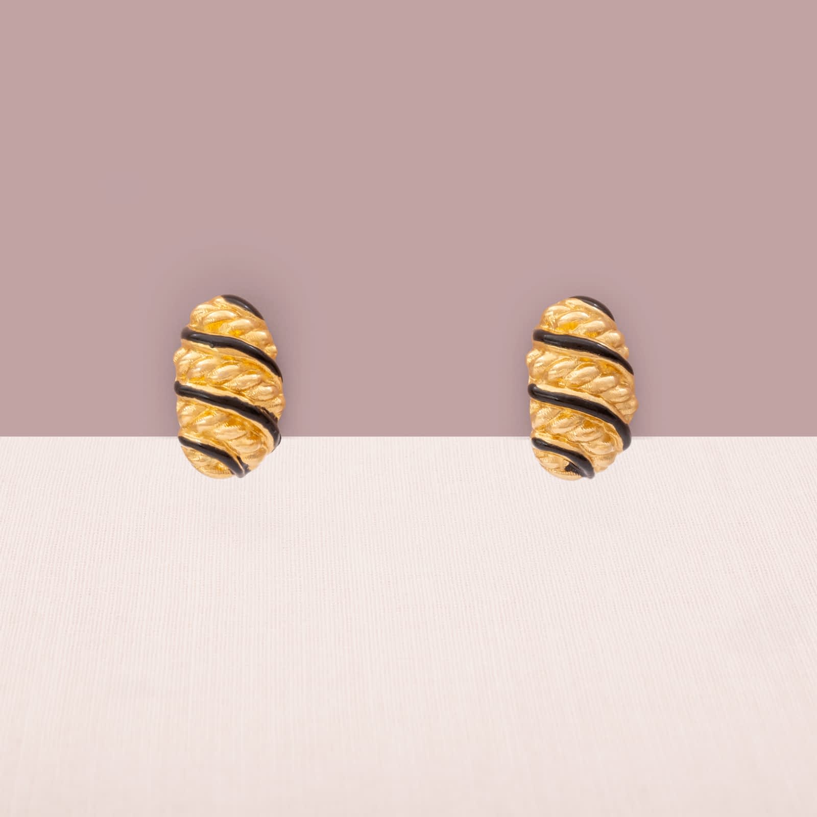 Trifari-kleine-Ohrclips-vergoldet-oval-feine-Streifen-schwarz