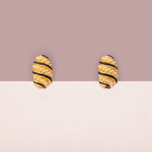 Trifari-kleine-Ohrclips-vergoldet-oval-feine-Streifen-schwarz