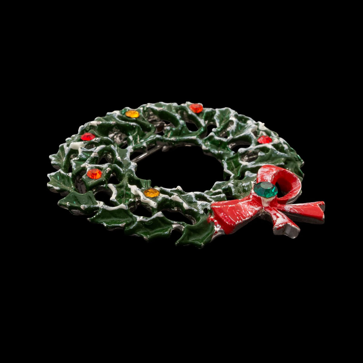 Weihnachtskranz-Brosche-grüne-Emaille-rote-Schleife-bunte-Strasssteine