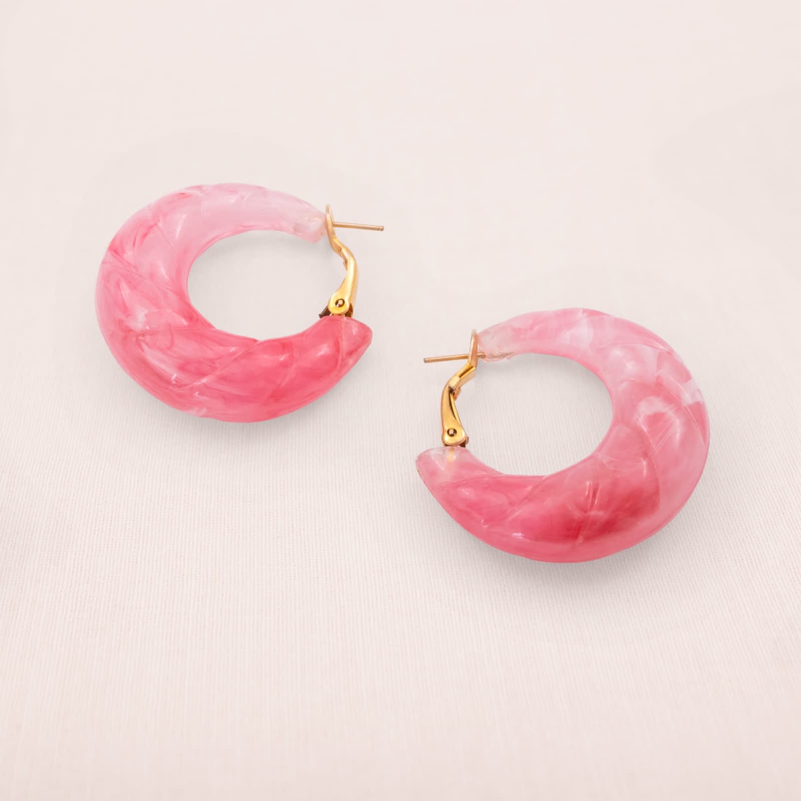 Vintage-Ohrringe-rosa-Kreolen-marmorierter-Kunststoff-1980er-Jahre