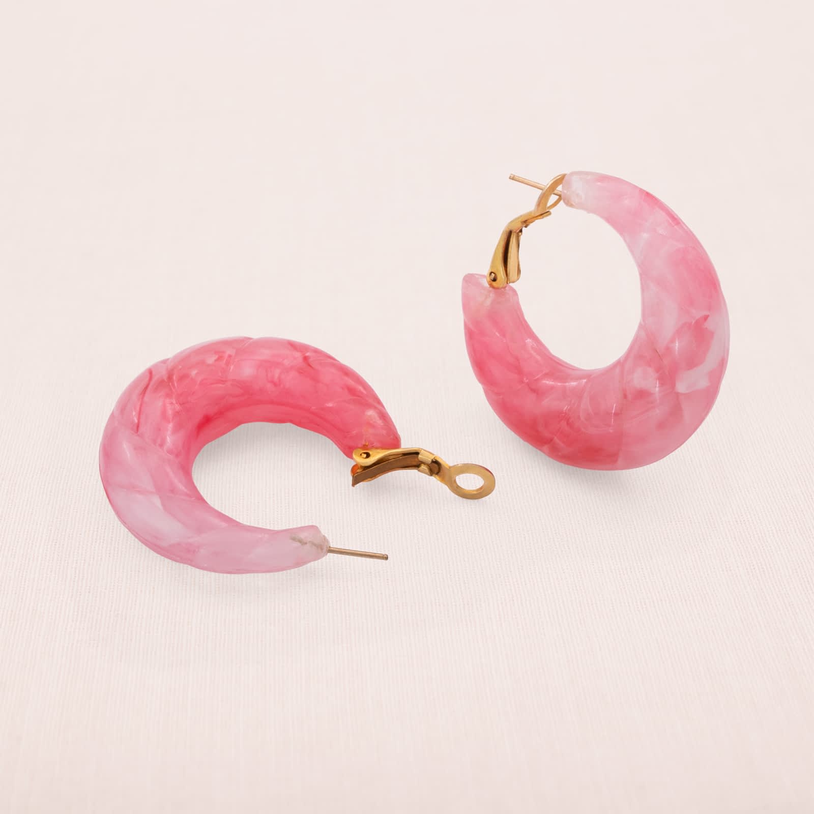 Vintage-Ohrringe-rosa-Kreolen-marmorierter-Kunststoff-1980er-Jahre