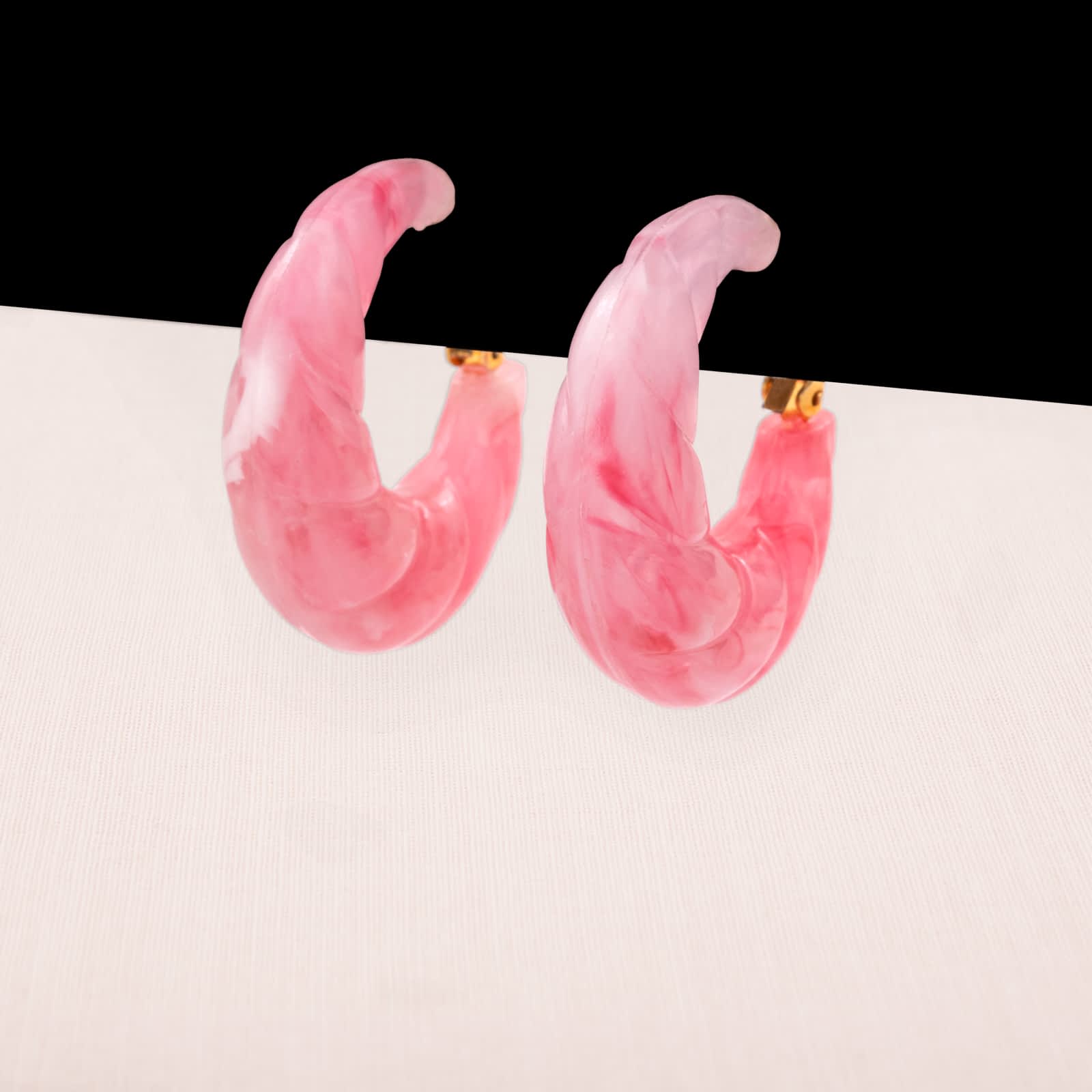 Vintage-Ohrringe-rosa-Kreolen-marmorierter-Kunststoff-1980er-Jahre