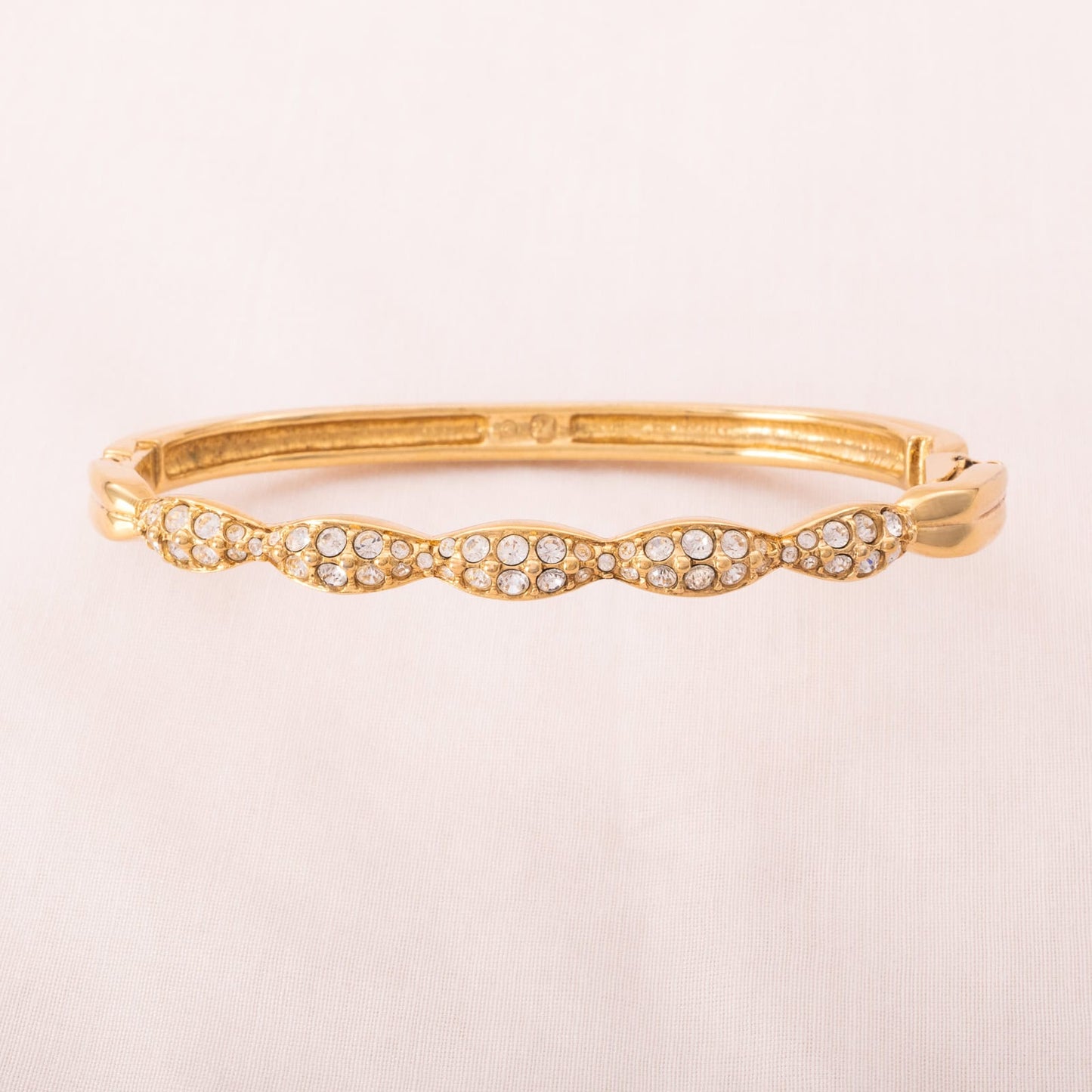Swarovski-Armreif-vergoldet-mit-Kristallen-besetzt
