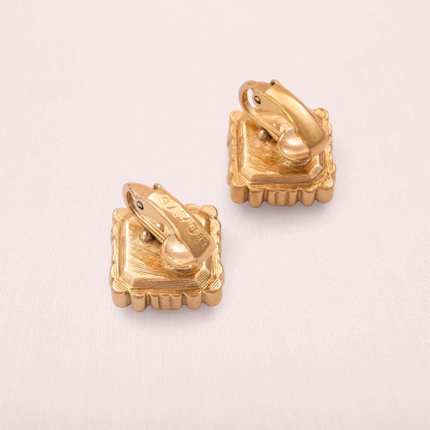 Avon-Ohrclips-vergoldet-eckig-Rückseiten-signiert