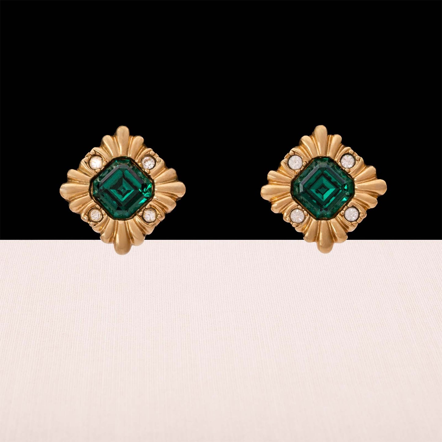 Avon-Ohrclips-vergoldet-eckig-grüner-eckiger-Kristall