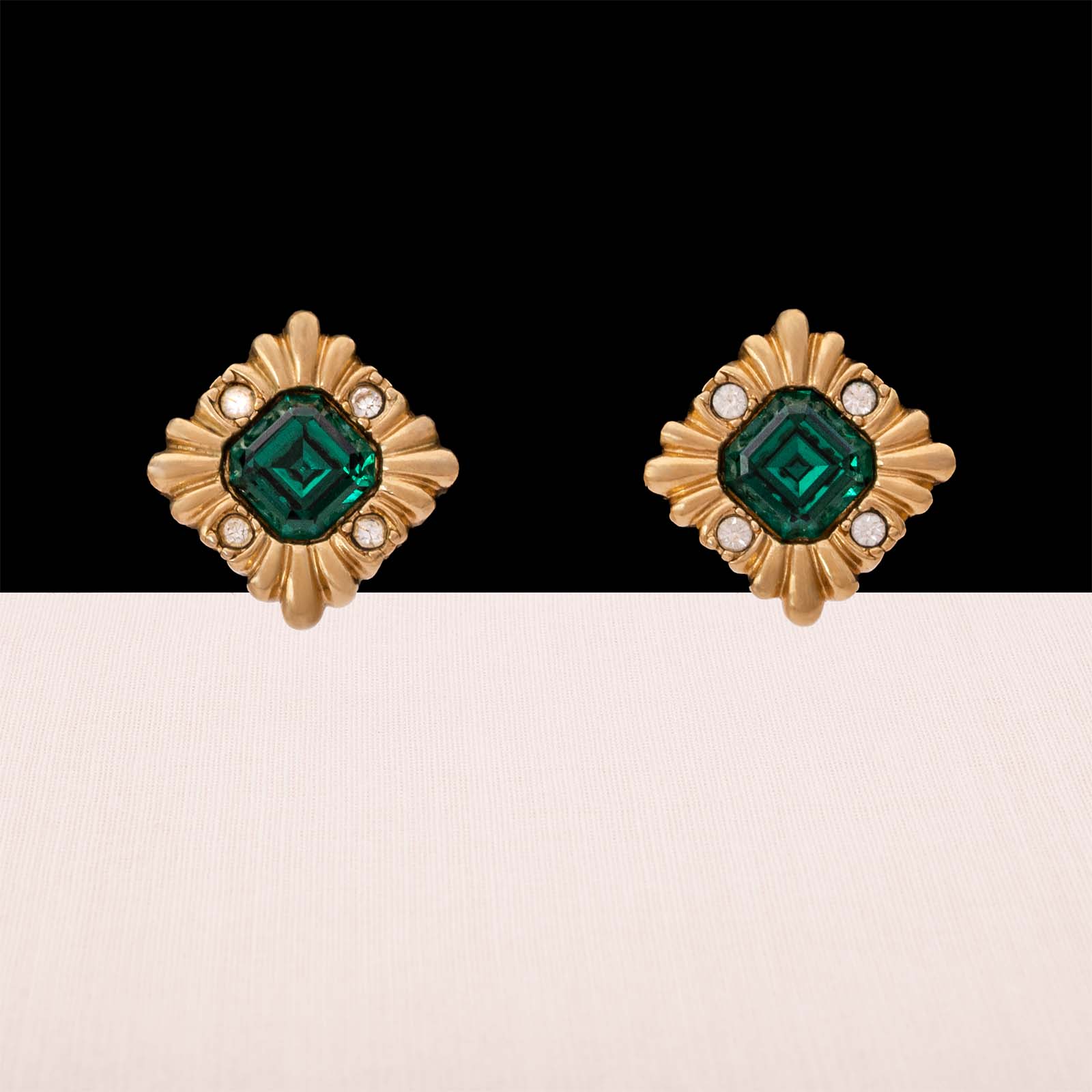 Avon-Ohrclips-vergoldet-eckig-grüner-eckiger-Kristall