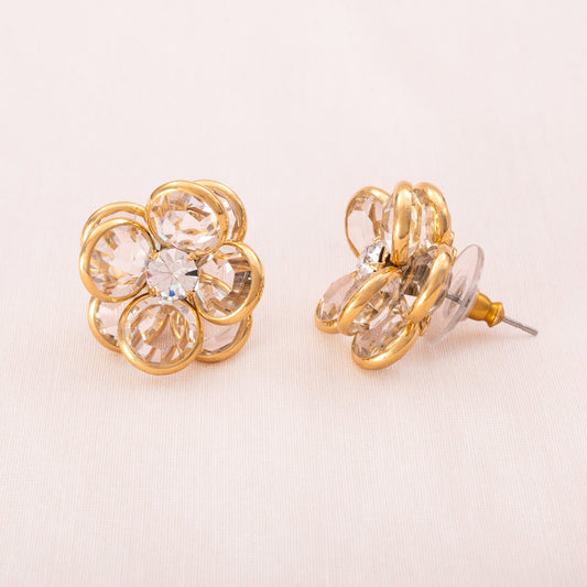 Blumen-Ohrringe-gestaltet-mit-funkelnden-Swarovski-Kristallen