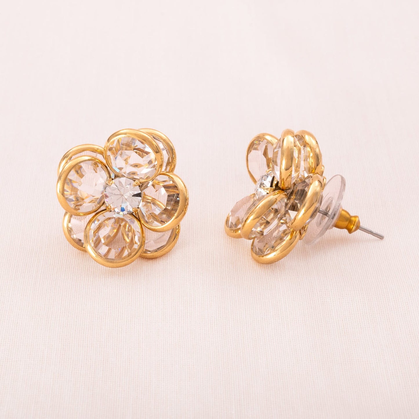 Blumen-Ohrringe-gestaltet-mit-funkelnden-Swarovski-Kristallen