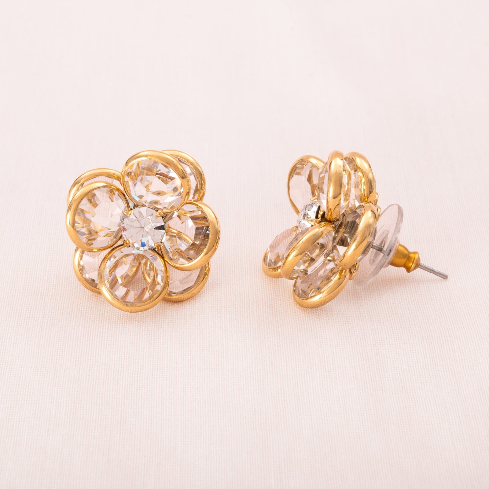 Blumen-Ohrringe-gestaltet-mit-funkelnden-Swarovski-Kristallen