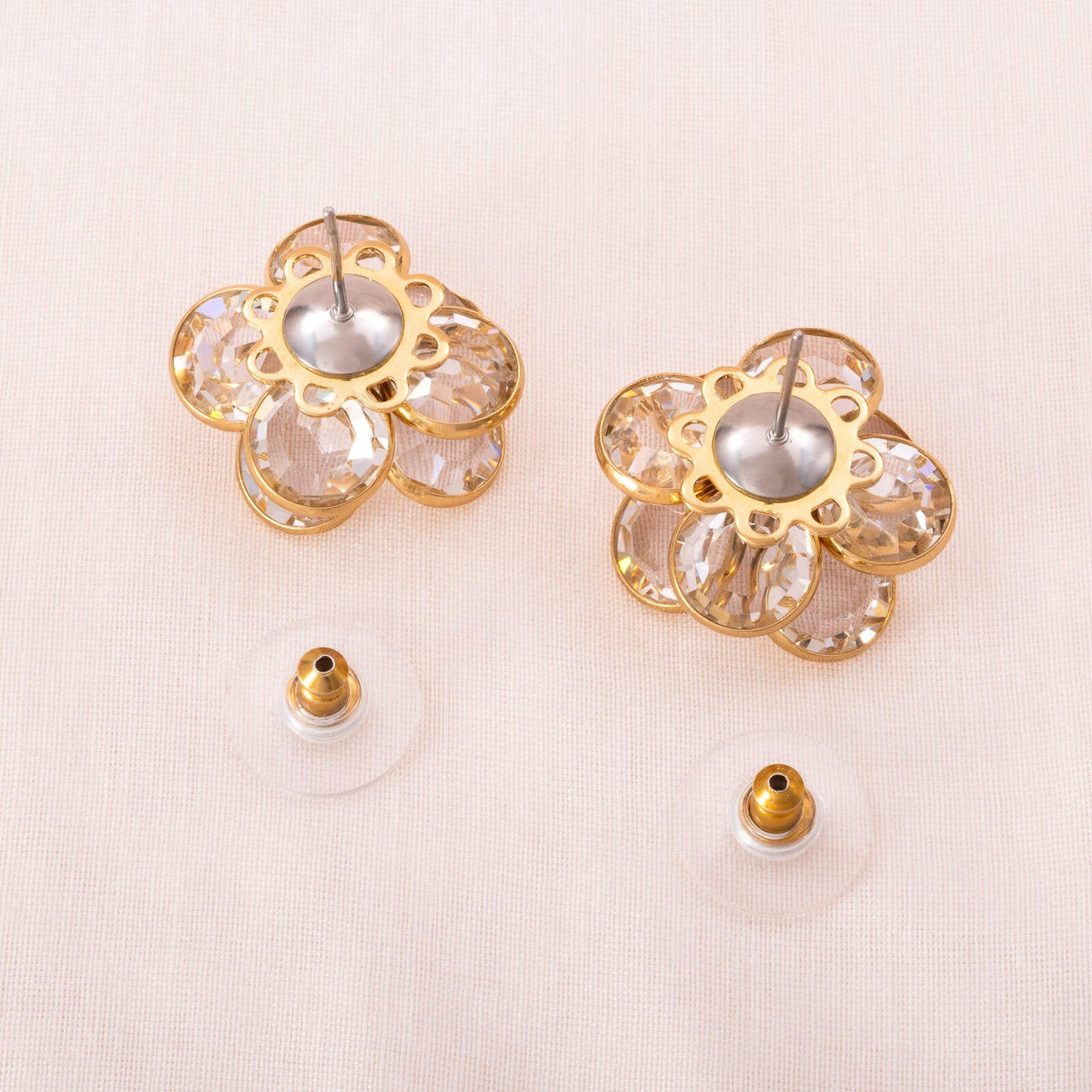 Blumen-Ohrringe-Rückseiten-gestaltet-mit-funkelnden-Swarovski-Kristallen