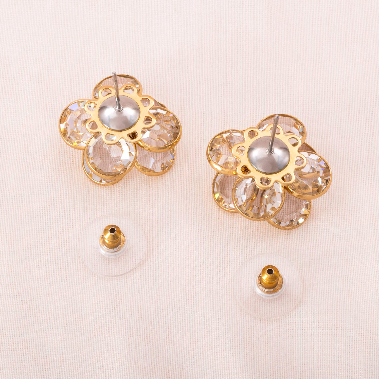 Blumen-Ohrringe-Rückseiten-gestaltet-mit-funkelnden-Swarovski-Kristallen