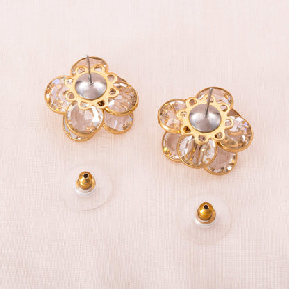 Blumen-Ohrringe-Rückseiten-gestaltet-mit-funkelnden-Swarovski-Kristallen