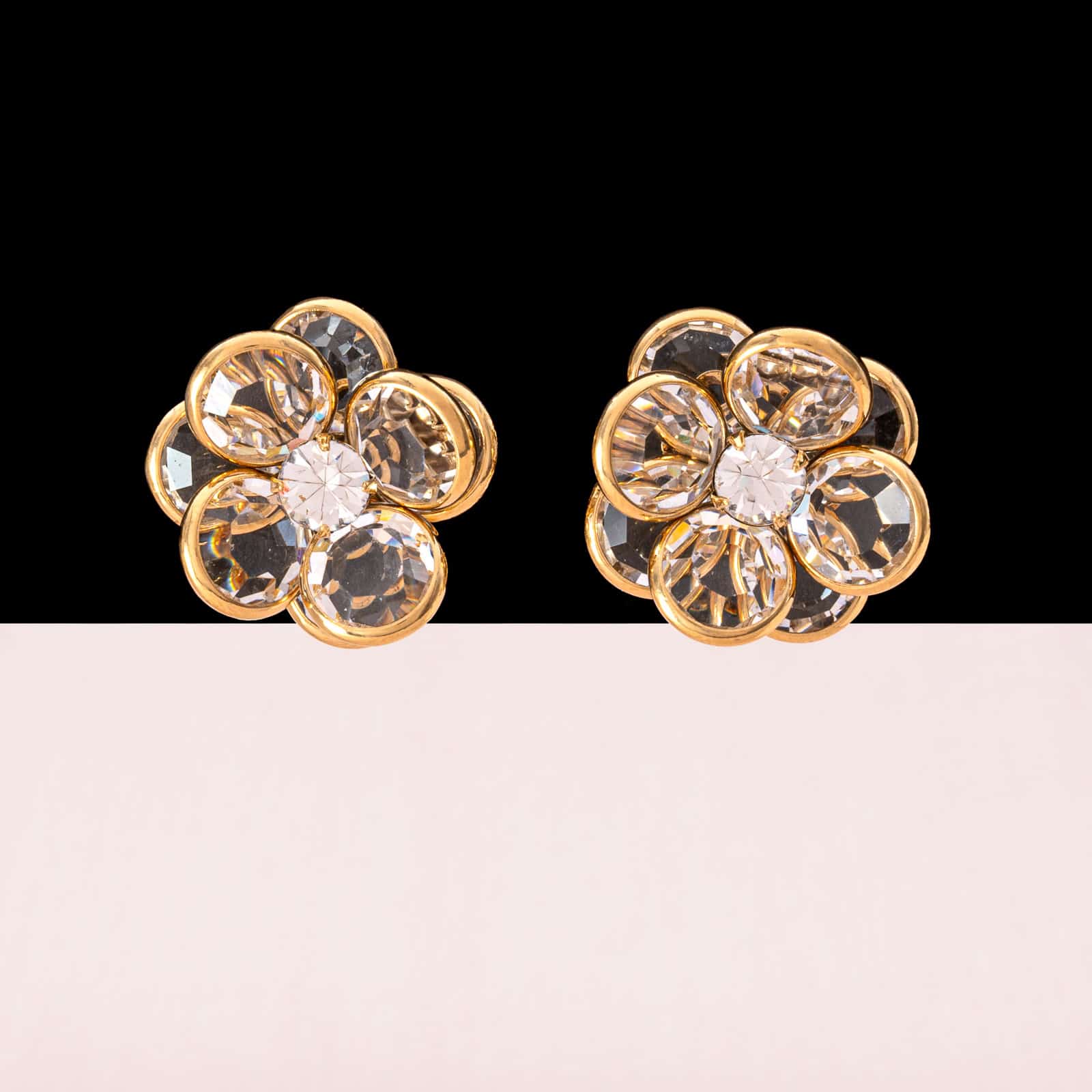 Blumen-Ohrringe-gestaltet-mit-funkelnden-Swarovski-Kristallen