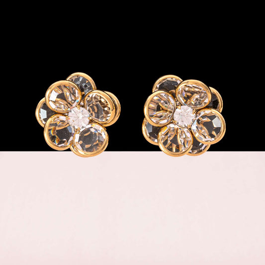 Blumen-Ohrringe-gestaltet-mit-funkelnden-Swarovski-Kristallen