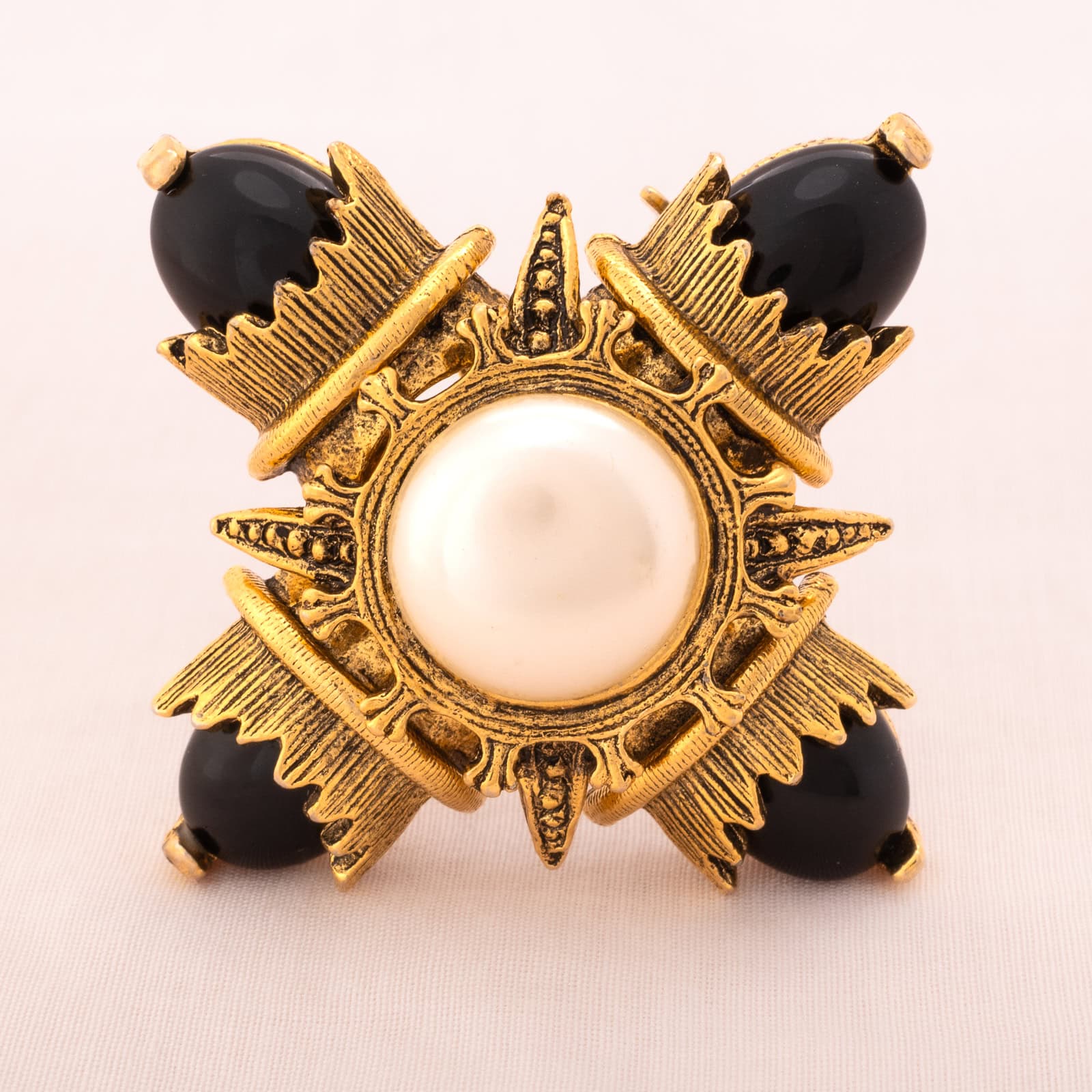 Malteser-Kreuz-Brosche-schwarzweiß-Look-mit-Perle